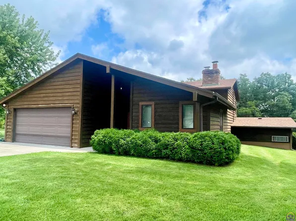 9844 Valley View Dr, Ozawkie, KS 66070