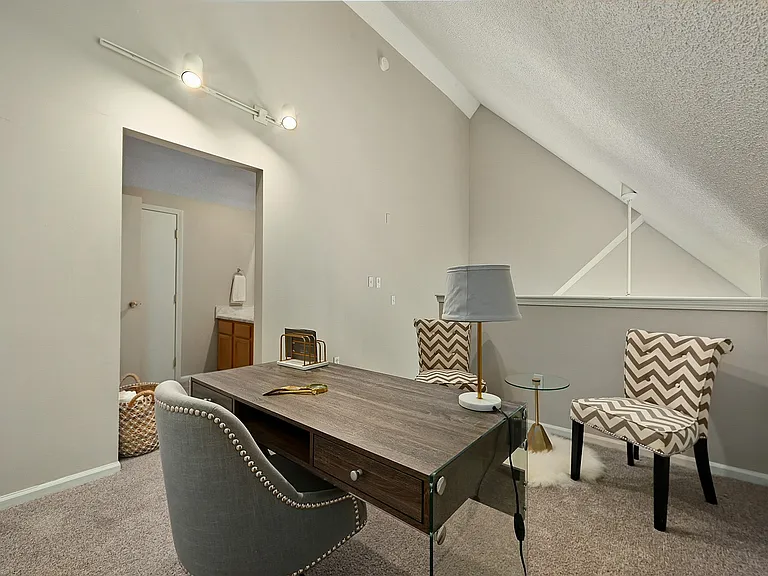 Lakeview Loft - Loft Bedroom