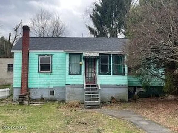 1704 W Spruce St, Coal Township, PA 17866
