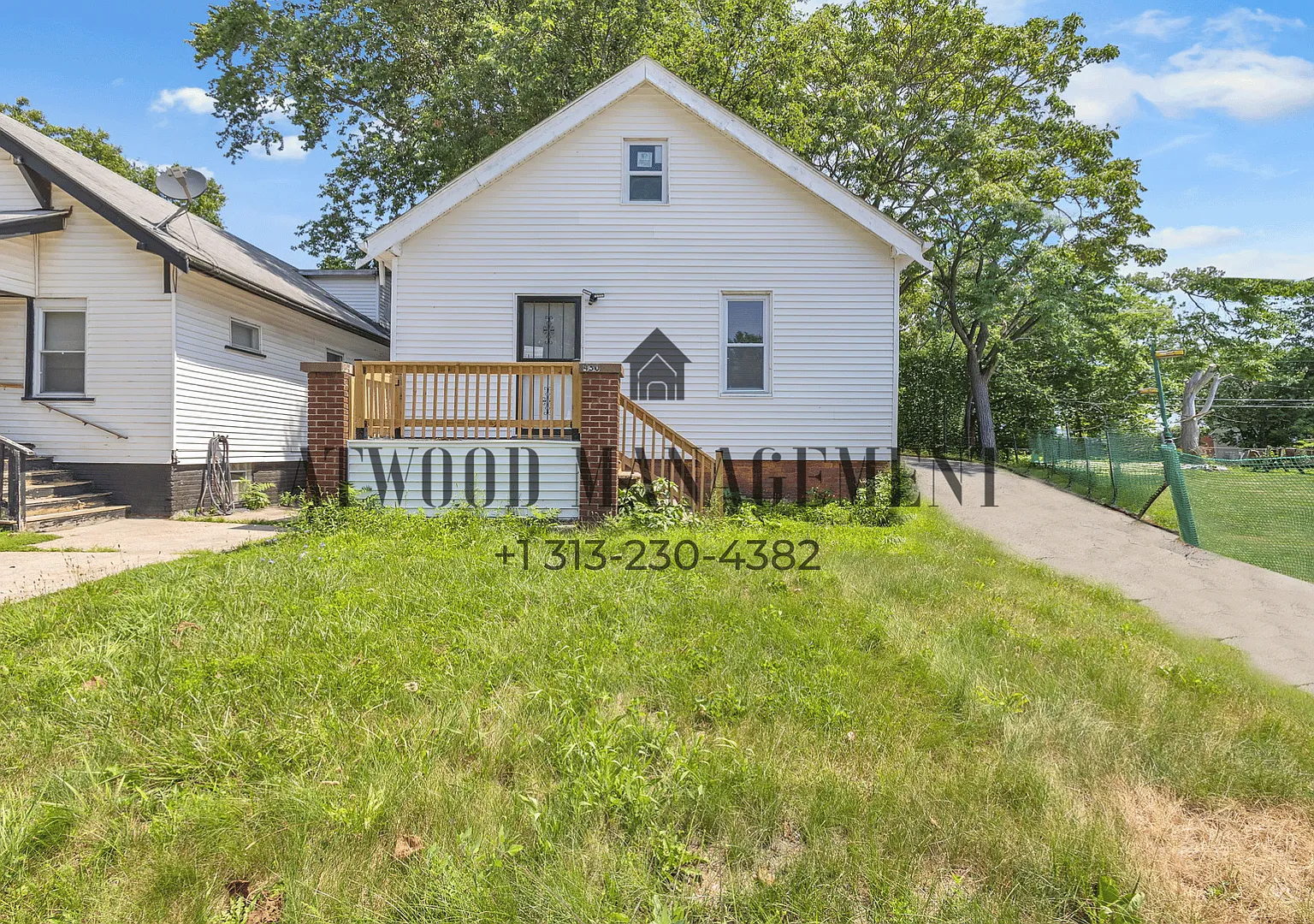 This beautifully updated 3-bedroom, 1-bath single-family home is ready for move-in! — Photo 1