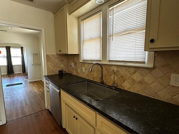 4th image of 801 Riverside Ave
