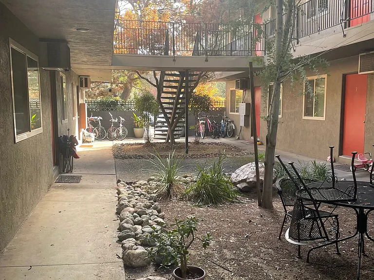 890 E 9th St — Photo 5