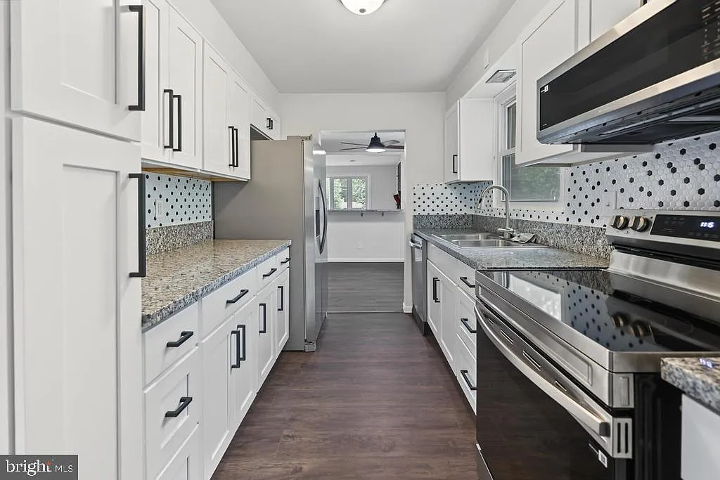 3 bed, 2.0 bath, 1397 sqft, $3,000 — Photo 4
