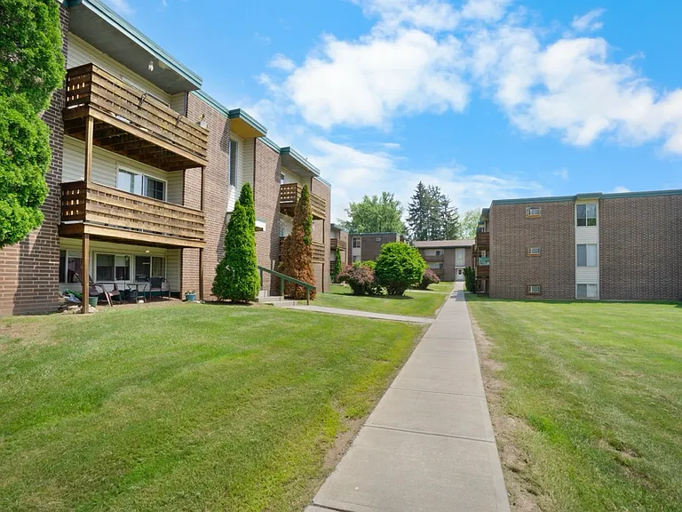 Clay Court Apartments — Photo 10