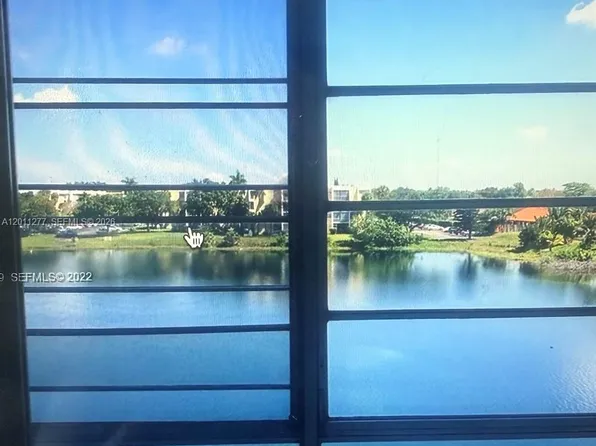 879 NE 195th St APT 425, Miami, FL 33179