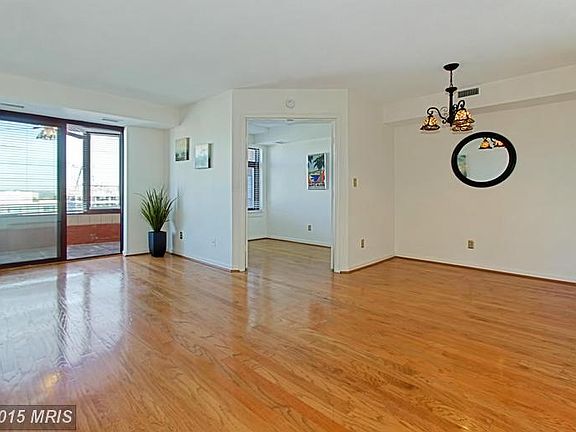 5th image of 2400 Clarendon Blvd APT 915