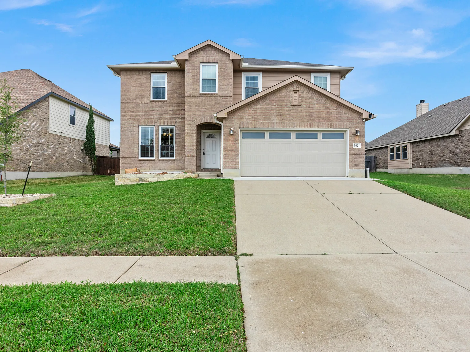 4 bed, 2.5 bath, 2924 sqft, $2,400 — Photo 2