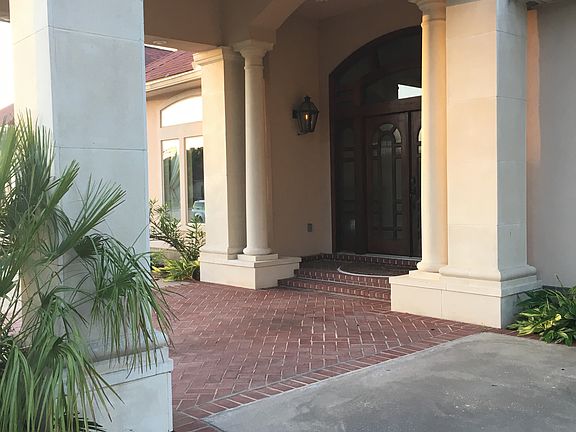 Porte-cochere
