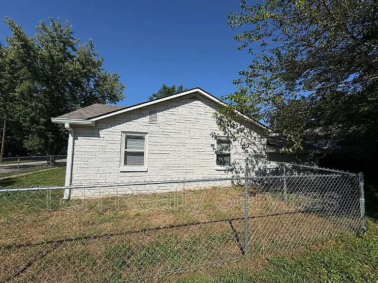 220 Walker St — Photo 2