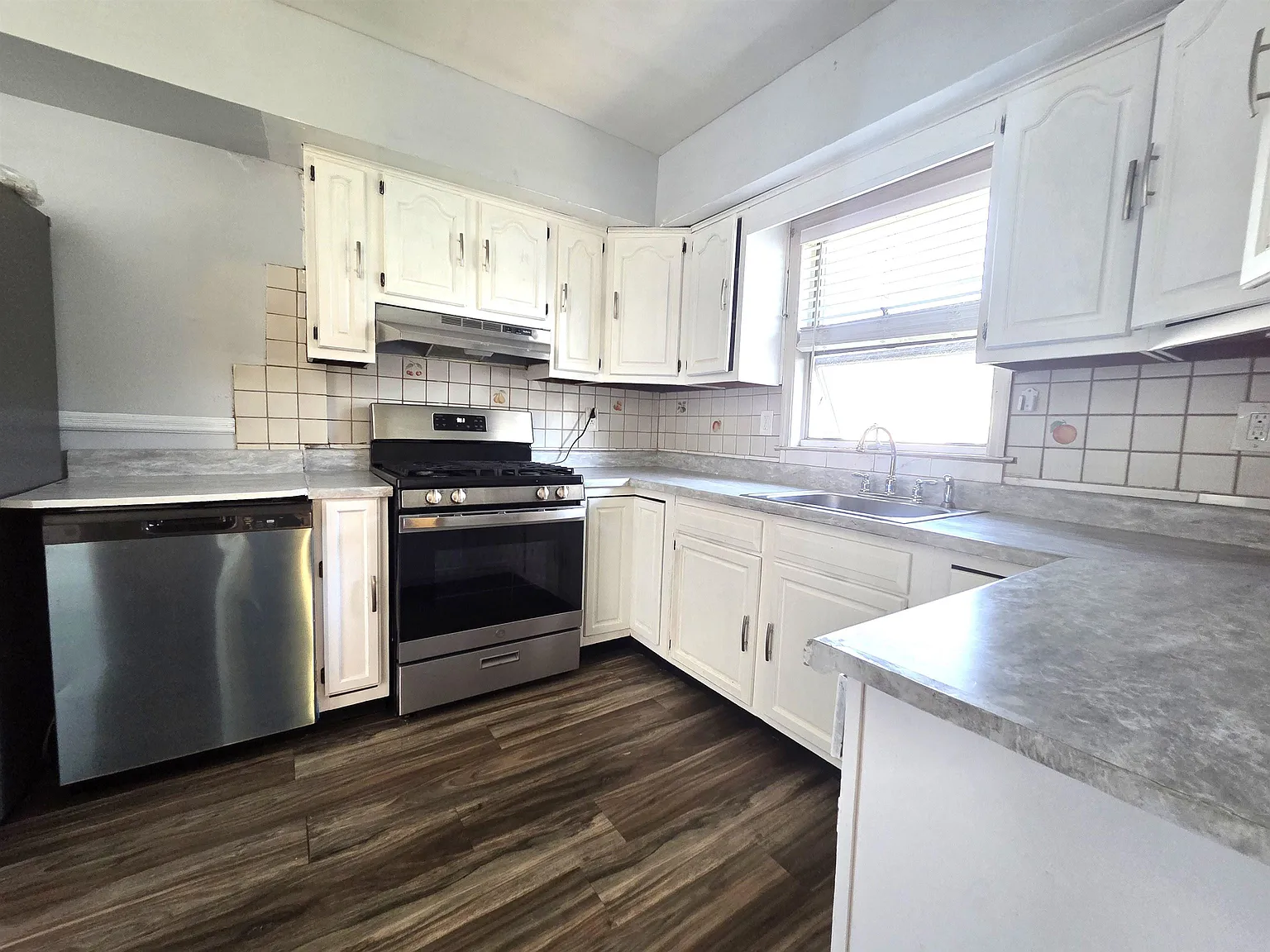 3 bed, 2.0 bath, $3,300 — Photo 3