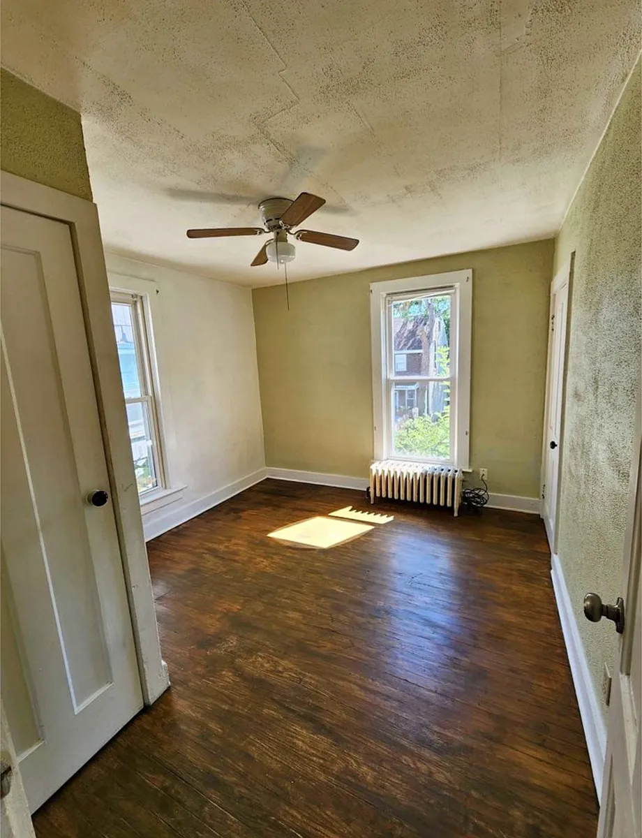 Building Photo - 655 E 7th St #2R