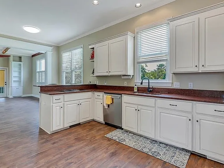 5021 Riverside Dr — Photo 8
