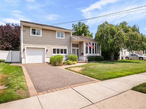 215 N Boston Avenue, Massapequa, NY 11758