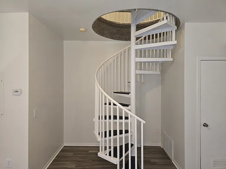 590 Parkview Dr #202 — Photo 9