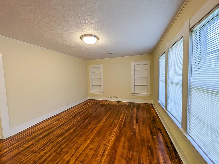 458 Belvedere Dr — Photo 2