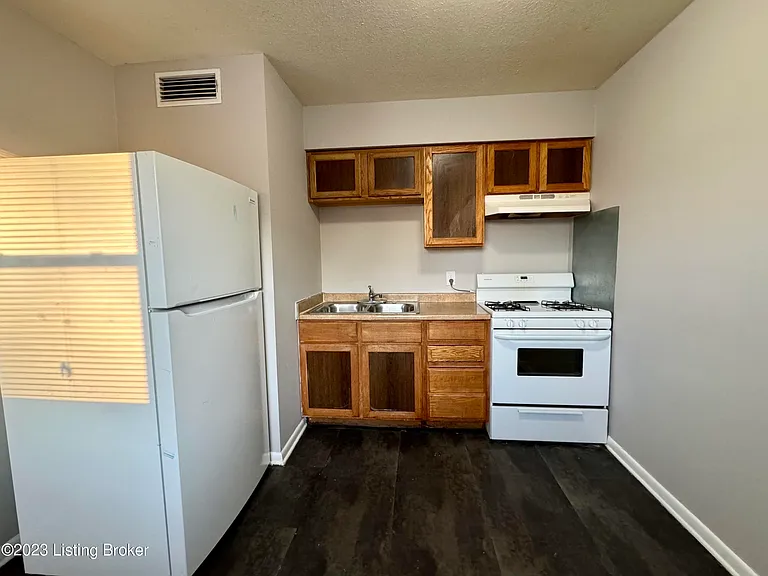 6807 Crestview Dr — Photo 2