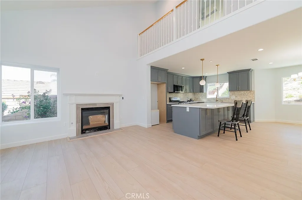 4 bed, 2046 sqft, $4,550 — Photo 4