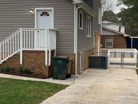 Side entrance and back area to patio and deck