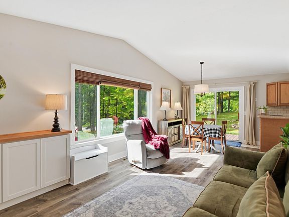 4th image of 3061 N Arbutus Lake Rd