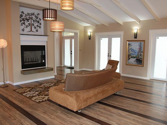 Living area, great room.