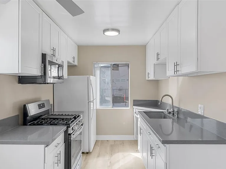 531 W Hyde Park Blvd #14 — Photo 4