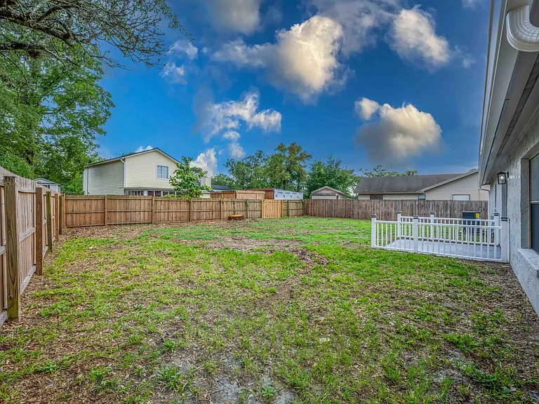 8126 Sable Woods Dr N — Photo 36