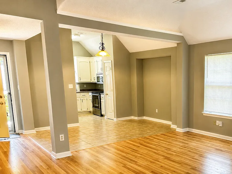 202 Turnbrook Dr SW — Photo 3