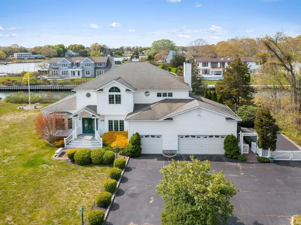 15 Canal Way, Hampton Bays, NY 11946