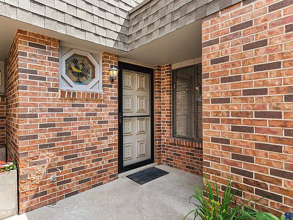 2nd image of 3356 Neerpark Dr