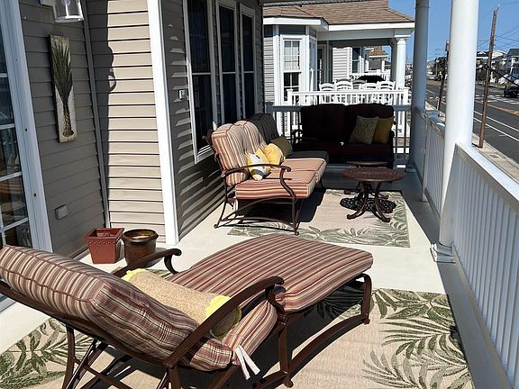 5th image of 2842 West Ave #2
