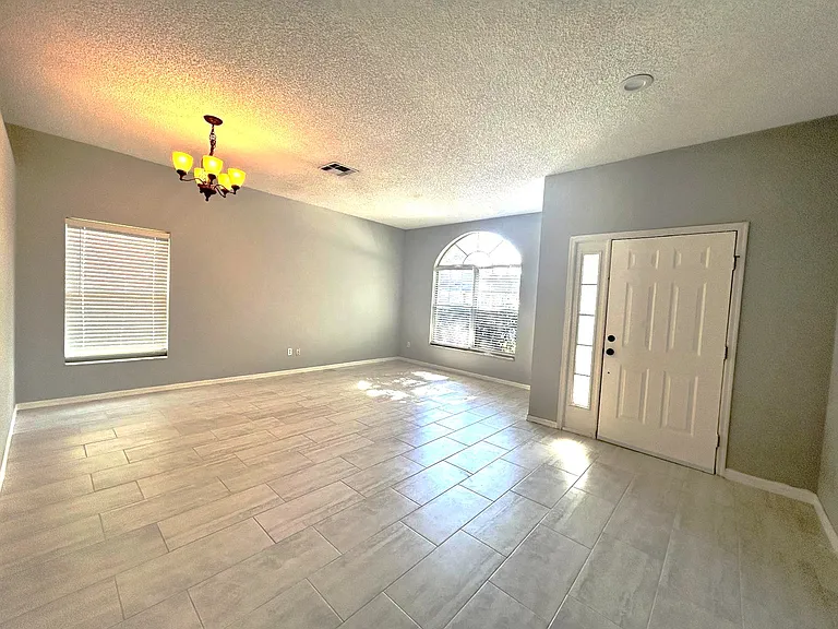 465 Eastbridge Dr — Photo 3