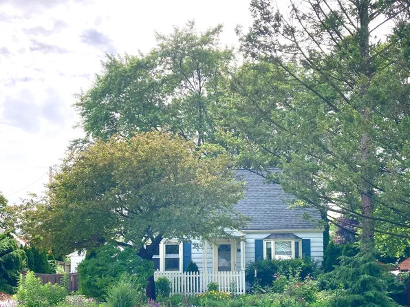 W165N8607 Dardis Ave, Menomonee Falls, WI 53051