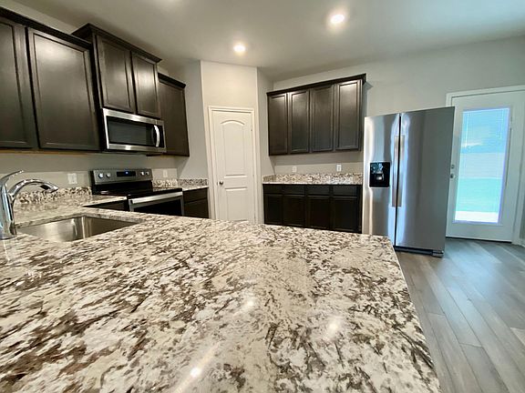 5th image of 504 Republic Dr