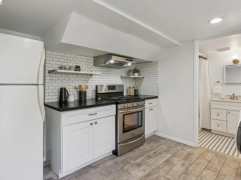 815 Portal Ave #B — Photo 2