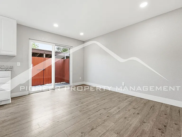 1827 Quail St #10 — Photo 9