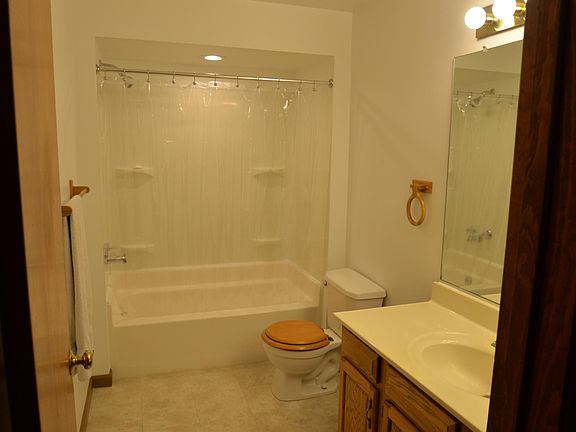 Very clean large bathroom