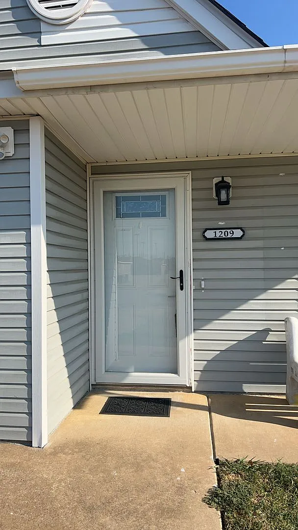 Three bedroom in Rogers, available NOW. — Photo 2