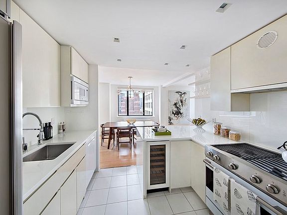 3rd image of 30 W 61st St APT 20C