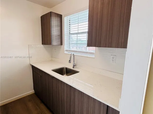 6661 SW 18th St #206, Hollywood, FL 33023