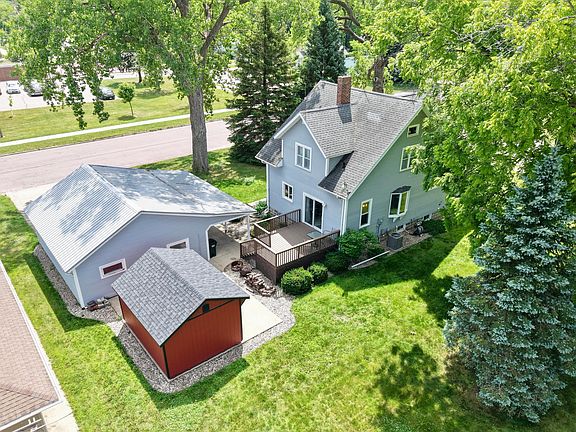 3rd image of 821 10th Ave N