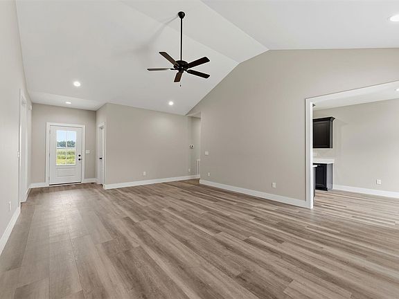 4th image of 215 Goldenrod St