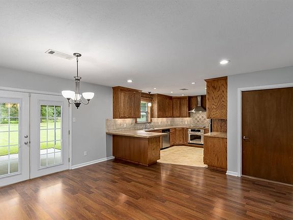 3rd image of 7725 Laurie Ln