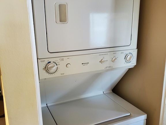 stackabel washer/dryer, in unit!