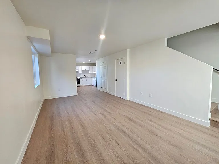 33(835E) — Photo 24
