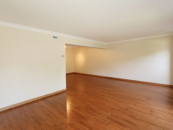 5th image of 151 Woodlake Dr W