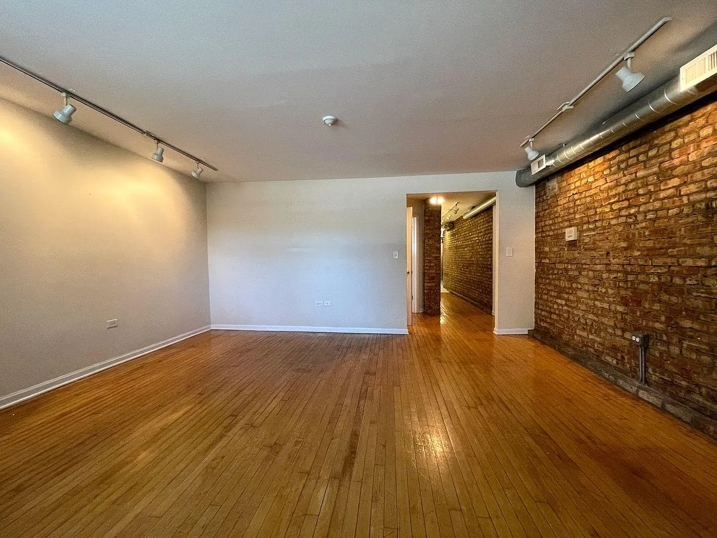 4112 N Clarendon Ave — Photo 1
