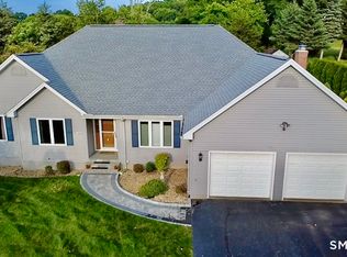 20 Ridgeview Xing, Newington, CT 06111