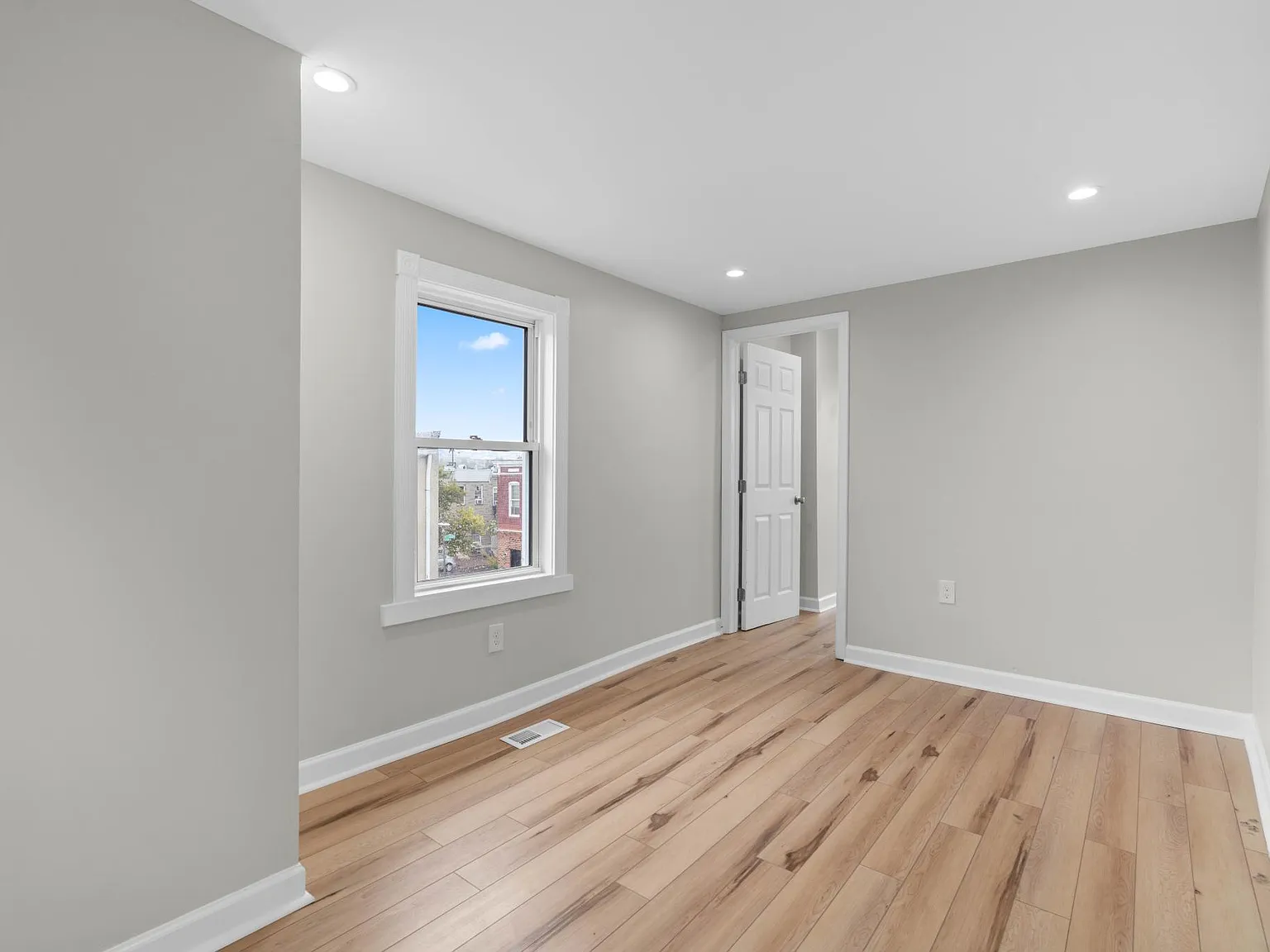 3 bed, 1248 sqft, $1,650 — Photo 2