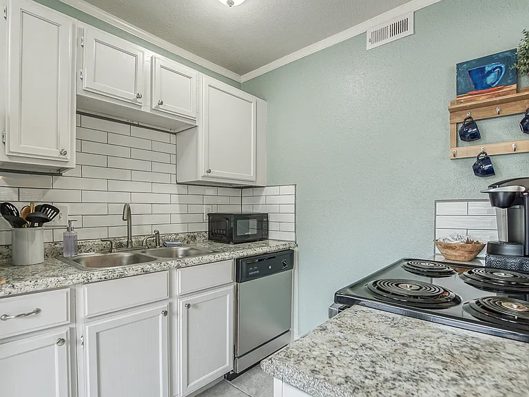 720 & 722 W 37th St — Photo 9