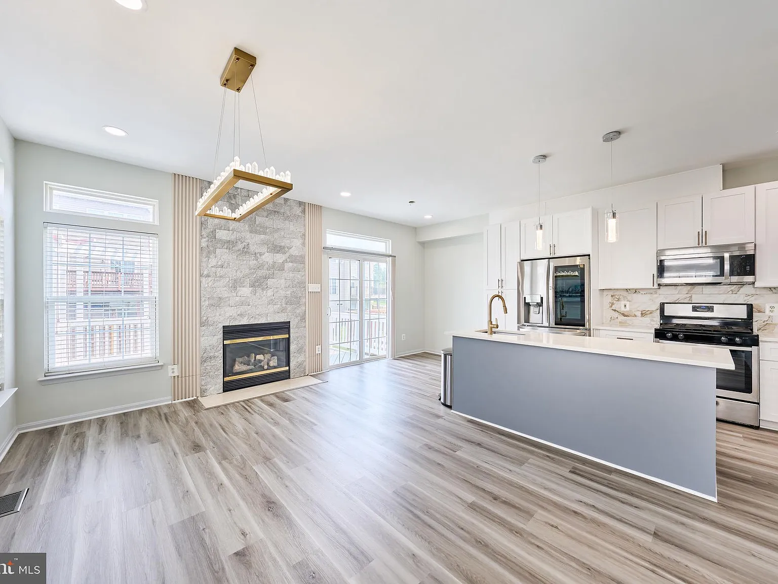 3 bed, 3.5 bath, 2128 sqft, $3,200 — Photo 3